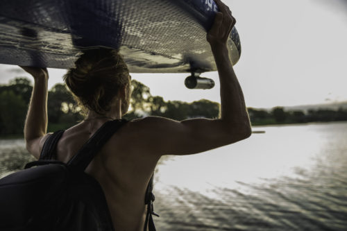 ©SCUBAJET_man carrying SCUBAJET mounted on a SUP