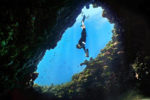 ©SCUBAJET Freediver in hole