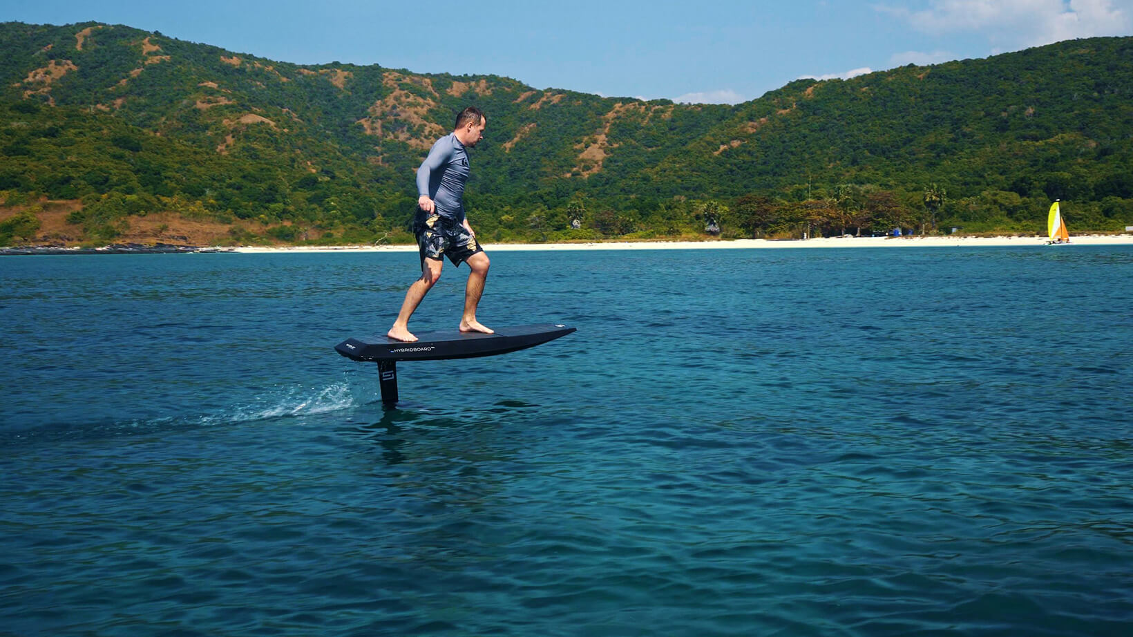 Man e-foiling on the SCUBAJET Performance Series Hybridboard